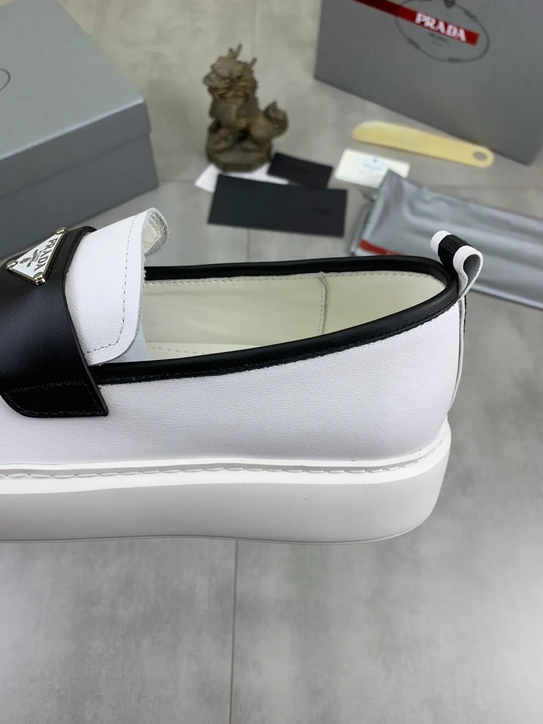 Men's Men's Shoes 💰P560 💰【New Style】 The latest model of high-quality PRADA classic men's shoes has been launched on the official website in 1:1 copy, synchronized in Hong Kong and on the same catwalk; all made of calfskin➕imported cowhide lining, 🍡🍡original rubber outsole, non-slip and wear-resistant; comfortable on the feet, attractive style, fine workmanship, and simple and neat shoe lasts, showing the courage and toughness of men, 👍sizes 38 to 44 (45 can be customized) black and white Blue color🉑️choose